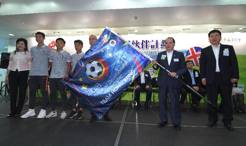 政務司司長張建宗今日（八月六日）下午出席足球發展伙伴計劃授旗儀式。圖示張建宗（右二）授旗予香港足球總會行政總裁薛基輔（右三）。