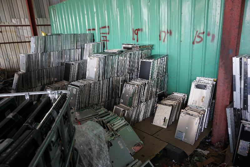 環境保護署今年一月偵破元朗山下村一個回收場非法處置有害電子廢物。行動中發現約六千七百個廢液晶屏及五袋重約一點二噸的廢印刷電路板，總市值約八十萬元。