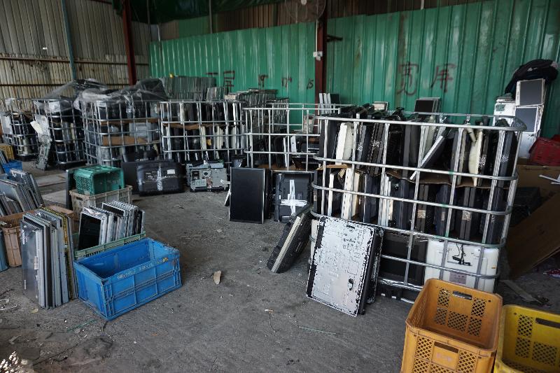 The Environmental Protection Department raided a recycling site, which handled hazardous electronic waste illegally, at Shan Ha Tsuen in Yuen Long in January this year. About 6 700 waste LCD monitors and five bags of waste printed circuit boards weighing about 1.2 tonnes were found, with a total market value of approximately $800,000.