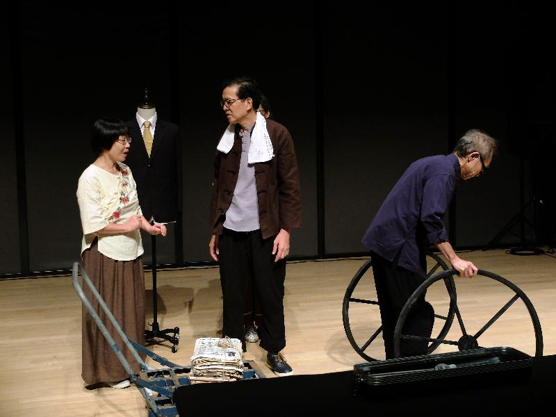 "A Tale of Two Circles", the finale performance of the Community Oral History Theatre Project - Central and Western District, will be staged at the Theatre of Sheung Wan Civic Centre on September 8 (Saturday) at 7.30pm and on September 9 (Sunday) at 3pm. More than 20 elderly participants of the project will take part in the full-length show (in Cantonese) to re-enact their own precious stories from the Central and Western districts. 