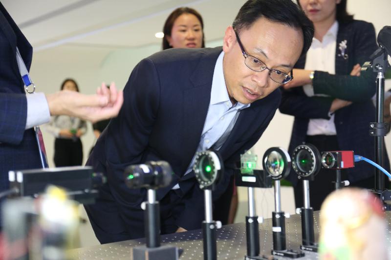 政制及內地事務局局長聶德權今日（八月七日）訪問深圳，考察當地的創科企業。圖示聶德權參觀一間創新視覺科技公司。