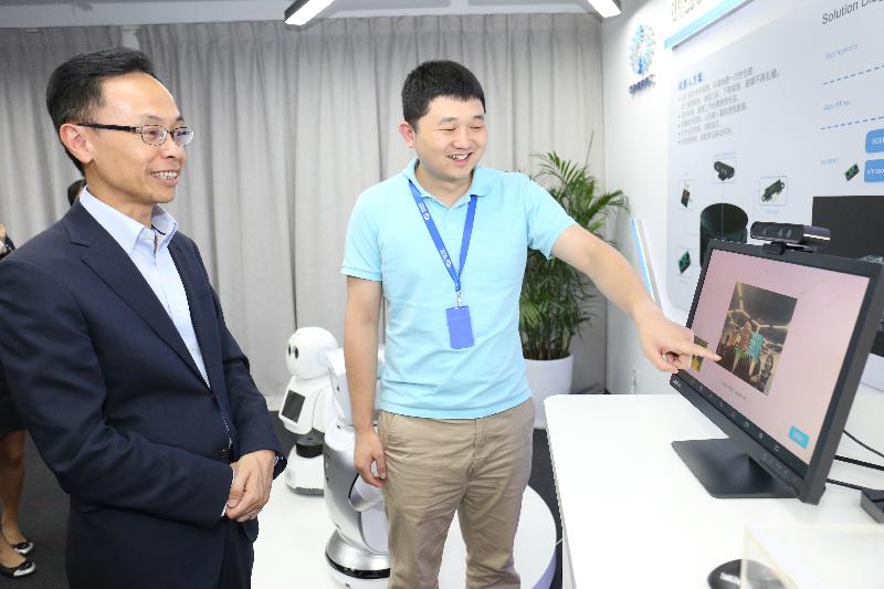 The Secretary for Constitutional and Mainland Affairs, Mr Patrick Nip, visited an enterprise focusing on developing 3D sensing technology in Shenzhen today (August 7). Photo shows Mr Nip (left) experiencing the operation of a high-technology sensor.