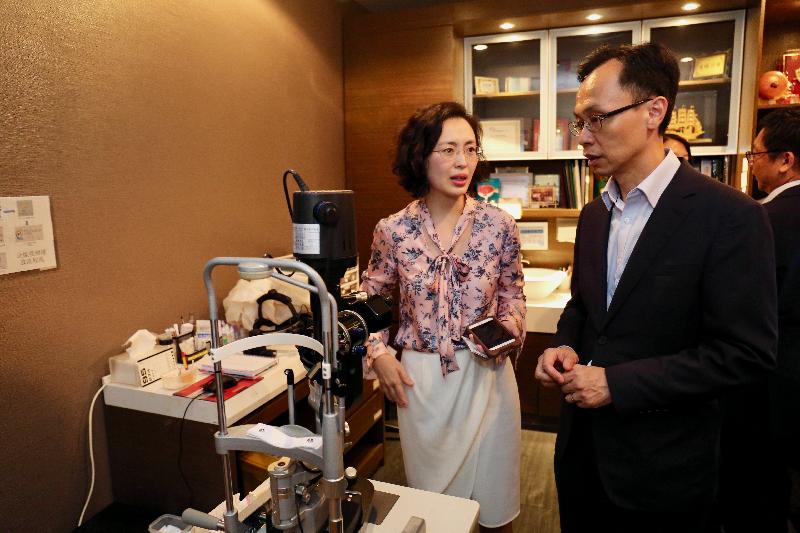 The Secretary for Constitutional and Mainland Affairs, Mr Patrick Nip, visited Shenzhen today (August 7). Photo shows Mr Nip (right) touring an eye hospital in Shenzhen established by Hong Kong people to get a better grasp of the development of Hong Kong's medical sector in the Mainland.