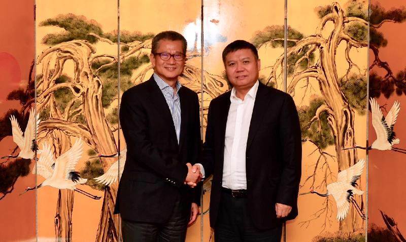 The Financial Secretary, Mr Paul Chan (left), today (August 7) visits Shenzhen and meets with the Vice Mayor of the Shenzhen Municipal People's Government, Mr Wang Lixin. 