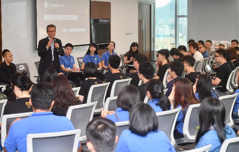 The Financial Secretary, Mr Paul Chan, today (August 7) visited Tencent Financial Academy in Shenzhen. Photo shows Mr Chan (second left) chatting with Hong Kong youths participating the internship programme in Shenzhen. 