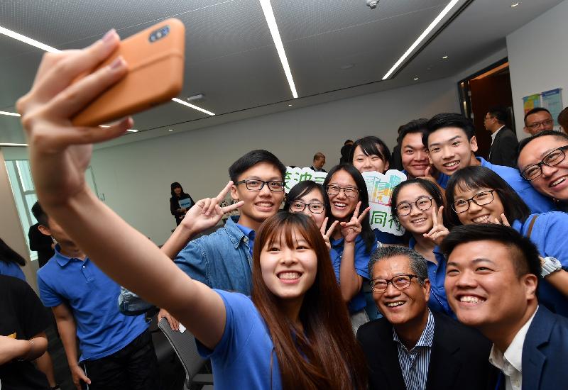 The Financial Secretary, Mr Paul Chan, today (August 7) visited Tencent Financial Academy in Shenzhen. Photo shows Mr Chan (front row, centre) posing for a selfie with Hong Kong youths participating the internship programme in Shenzhen.
