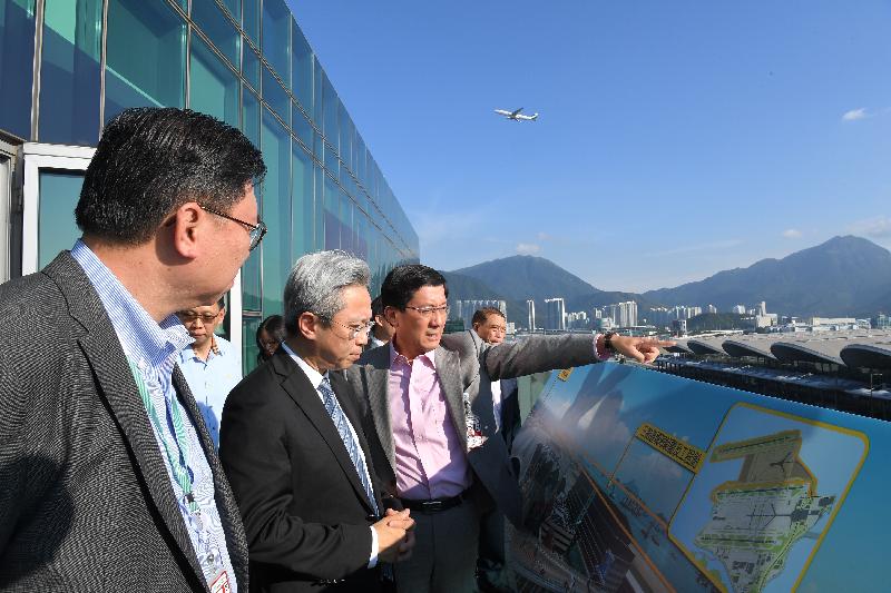 The Secretary for the Civil Service, Mr Joshua Law, visited Islands District today (August 8). Photo shows Mr Law (second left) being briefed at HKIA Tower by the Chief Executive Officer of the Airport Authority Hong Kong, Mr Fred Lam (third left), on the three-runway system and the SkyCity project.