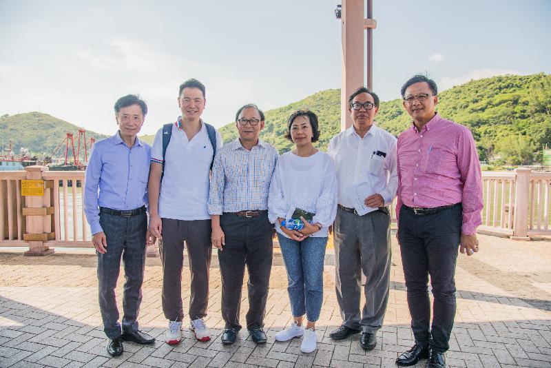 Members of the Legislative Council today (August 8) visited Lantau Island to follow up on a case concerning improvement of the road safety and the traffic network on Lantau Island. Photo shows Members (from left) Mr Yiu Si-wing, Mr Holden Chow, Mr Leung Che-cheung, Ms Alice Mak, Dr Lo Wai-kwok and Dr Junius Ho visiting the Tai O Ferry Pier.