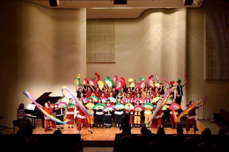 The Hong Kong Economic and Trade Office, London promoted Hong Kong's thriving arts and cultural life by co-presenting a concert with the Hong Kong Children's Choir at the Finlandia Chamber Music Hall in Helsinki, Finland, on August 6 (Helsinki time). Photo shows members of the Hong Kong Children's Choir performing in traditional Chinese costume at the concert.