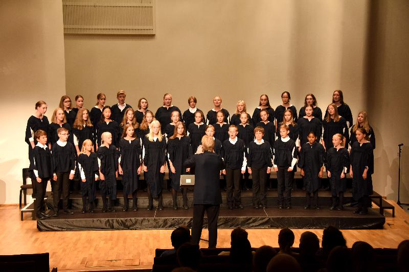 The Hong Kong Economic and Trade Office, London promoted Hong Kong's thriving arts and cultural life by co-presenting a concert with the Hong Kong Children's Choir at the Finlandia Chamber Music Hall in Helsinki, Finland, on August 6 (Helsinki time). The concert also featured a Finnish children’s choir, the Tapiola Choir, conducted by Pasi Hyökki.
