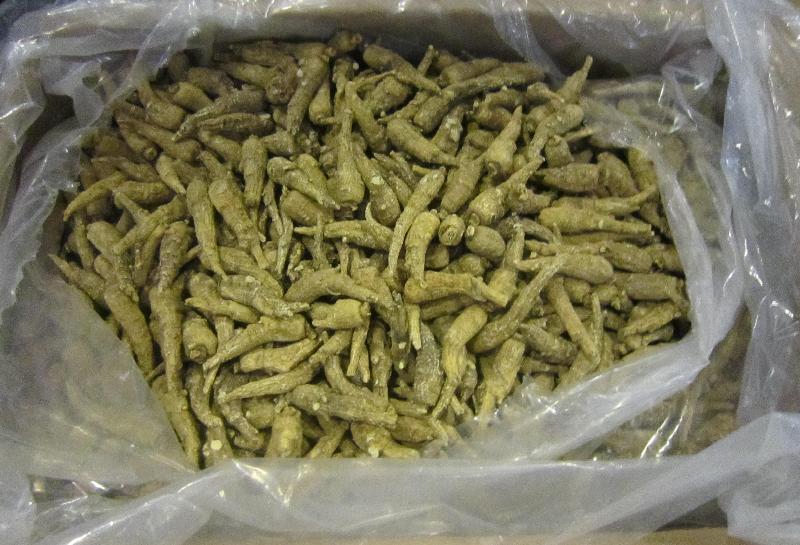 Hong Kong Customs yesterday (August 8) seized about 6 400 kilograms of suspected American ginseng with an estimated market value of about $3.5 million at Man Kam To Control Point. 