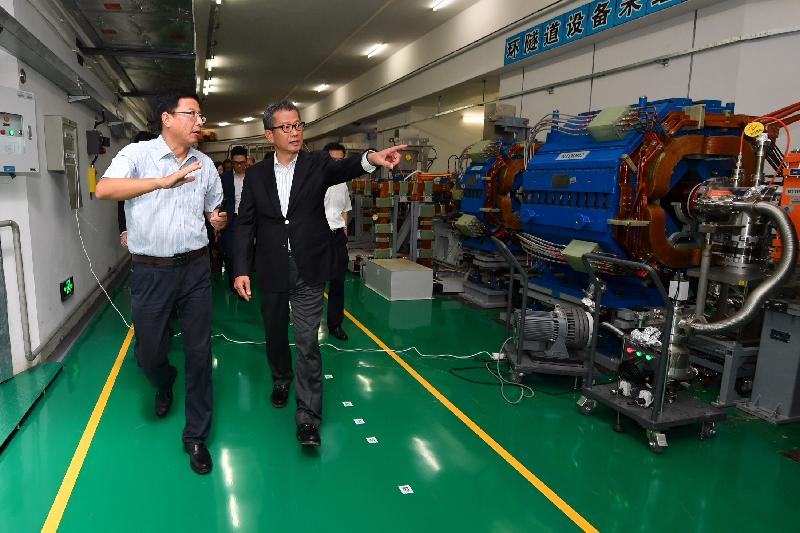 財政司司長陳茂波（右）今日（八月九日）到訪東莞，並參觀中國「散裂中子源」基地的設施。
