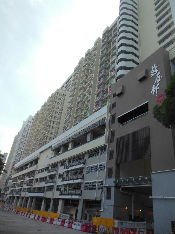 The intake of tenants into Camellia House in So Uk Estate, Sham Shui Po, began today (August 10).

