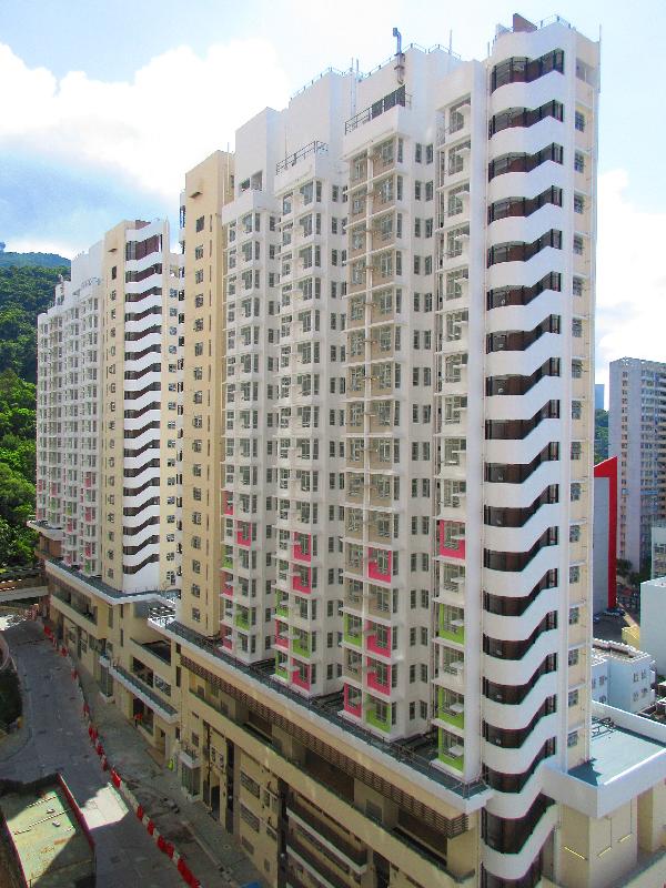 茶花樓為長條型雙塔式設計，樓高二十一層，提供374個出租公屋單位。