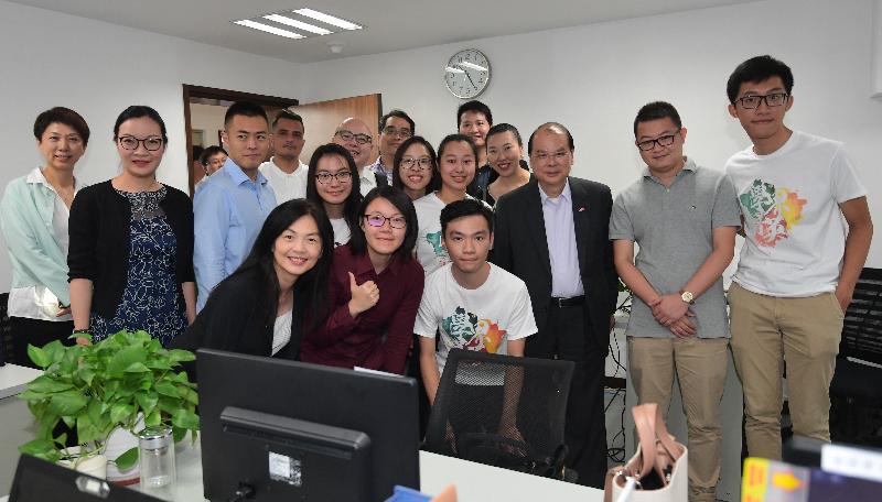 The Chief Secretary for Administration and Chairman of the Youth Development Commission (YDC), Mr Matthew Cheung Kin-chung; the Secretary for Home Affairs, Mr Lau Kong-wah; and YDC members visited Shenzhen today (August 10). Mr Cheung (second row, third right) is pictured with YDC members and Hong Kong interns during a tour to a company providing digital media service.