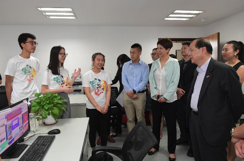 The Chief Secretary for Administration and Chairman of the Youth Development Commission (YDC), Mr Matthew Cheung Kin-chung; the Secretary for Home Affairs, Mr Lau Kong-wah; and YDC members visited Shenzhen today (August 10). Picture shows Mr Cheung (first right) and YDC members receiving a briefing by Hong Kong interns on their duties during a tour to a company providing digital media service.