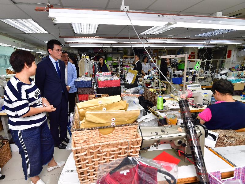 商務及經濟發展局局長邱騰華（左二）今日（八月十日）到訪黃大仙區，其間前往樂群社會服務處旗下的社會企業「千色服式」，並參觀製衣工場，了解其營運模式。