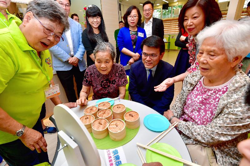 The Secretary for Commerce and Economic Development, Mr Edward Yau (third right), visits the Rhythm Garden Lutheran Centre for the Elderly and chats with the elderly during his visit to Wong Tai Sin District today (August 10). 