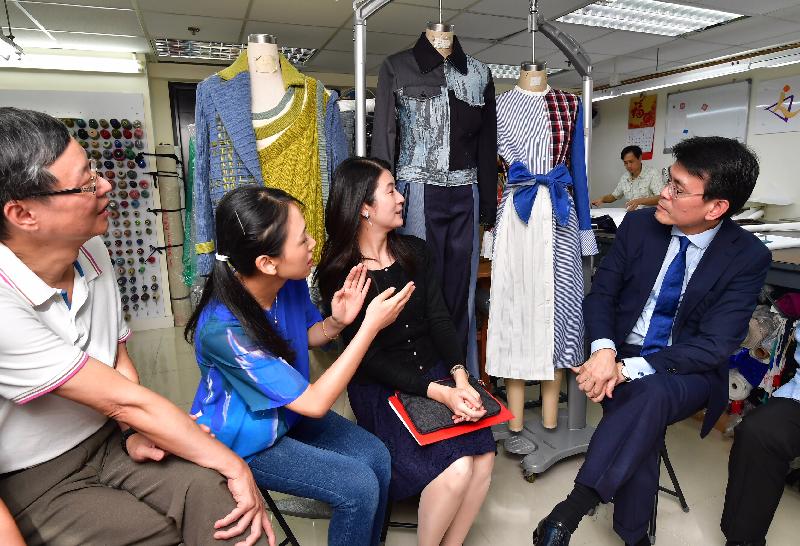 The Secretary for Commerce and Economic Development, Mr Edward Yau, visits Splendid Fashion, a social enterprise operated by Lok Kwan Social Service during his visit to Wong Tai Sin District today (August 10). Photo shows Mr Yau (first right) chatting with service users to learn about the opportunities and challenges faced by the local fashion trade.
