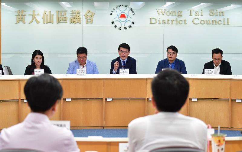 Accompanied by the District Officer (Wong Tai Sin), Ms Annie Kong (first left), the Secretary for Commerce and Economic Development, Mr Edward Yau (centre), meets with the Chairman of the Wong Tai Sin District Council (WTSDC), Mr Li Tak-hong (second left), and WTSDC members to listen to their views on various local issues during his visit to Wong Tai Sin District today (August 10).