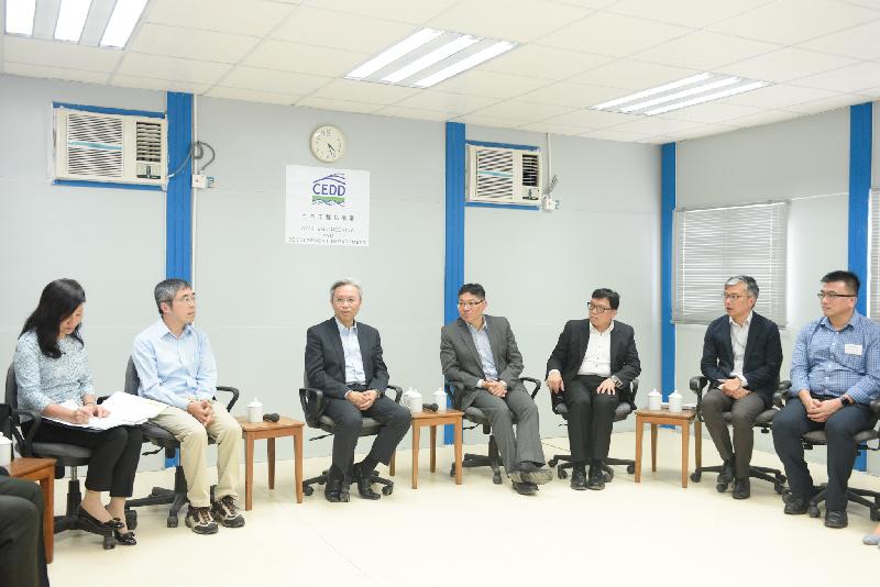 公務員事務局局長羅智光（左三）今日（八月十三日）到訪土木工程拓展署，與部門各職系的員工代表茶敍，就他們關注的事宜交換意見。