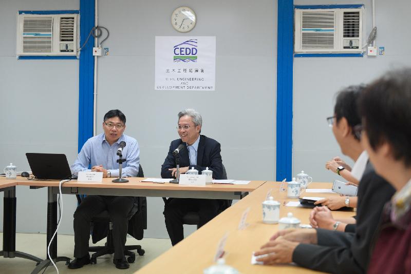 The Secretary for the Civil Service, Mr Joshua Law (second left), visited the Civil Engineering and Development Department site office at the Tseung Kwan O Area 137 Fill Bank today (August 13). He is pictured meeting with the Director of Civil Engineering and Development, Mr Lam Sai-hung (first left), and the directorate staff to get an update on the department's work.