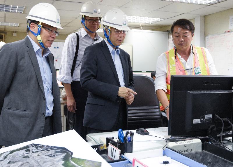 The Secretary for the Civil Service, Mr Joshua Law, visited the Civil Engineering and Development Department site office at the Tseung Kwan O Area 137 Fill Bank today (August 13). Photo shows Mr Law (second right) chatting with a front-line colleague to learn about his work. Looking on is the Director of Civil Engineering and Development, Mr Lam Sai-hung (first left).