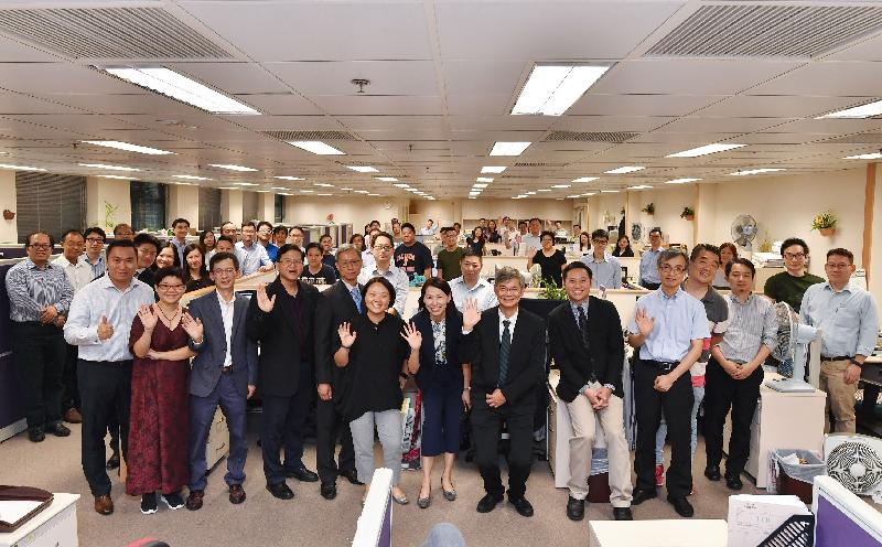 The Secretary for Labour and Welfare, Dr Law Chi-kwong, visited the Social Welfare Department Headquarters today (August 14) to take a closer look at its work. Photo shows Dr Law (front row, eighth left); the Under Secretary for Labour and Welfare, Mr Caspar Tsui (front row, ninth left); and the Director of Social Welfare, Ms Carol Yip (front row, seventh left), with staff of the Information Systems and Technology Branch.