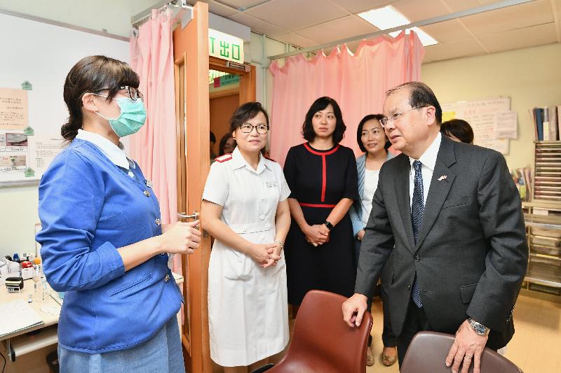 政務司司長張建宗今日（八月十四日）到訪鄧志昂母嬰健康院。圖示張建宗（右一）與前線人員交流，了解母嬰健康院為兒童提供的免疫接種服務。