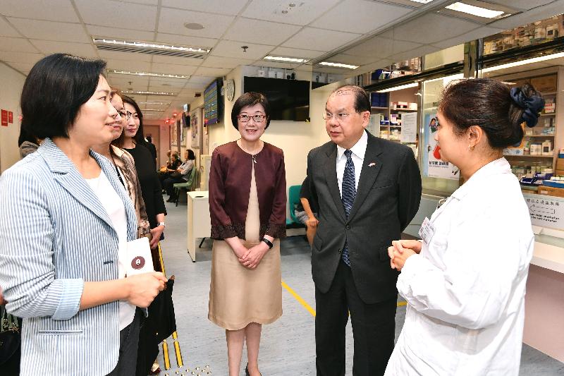 The Chief Secretary for Administration, Mr Matthew Cheung Kin-chung, today (August 14) visited the Wan Chai Elderly Health Centre. Photo shows Mr Cheung (second right), accompanied by the Director of Health, Dr Constance Chan (third right), chatting with staff of the centre.