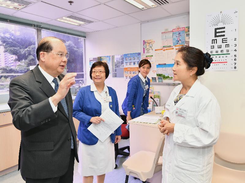 The Chief Secretary for Administration, Mr Matthew Cheung Kin-chung (first left), today (August 14) visits the Wan Chai Elderly Health Centre and is briefed about the health assessment service provided by the centre for the elderly.