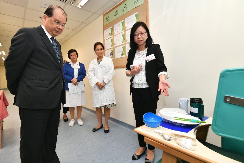 The Chief Secretary for Administration, Mr Matthew Cheung Kin-chung (first left), today (August 14) visits the Wan Chai Elderly Health Centre and is briefed about the occupational therapy service provided by the centre for the elderly.