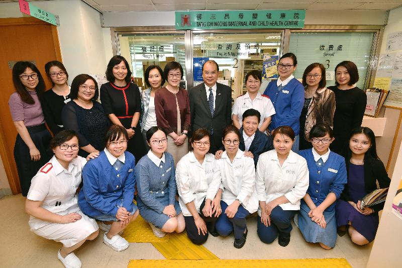 The Chief Secretary for Administration, Mr Matthew Cheung Kin-chung, today (August 14) visited the Tang Chi Ngong Maternal and Child Health Centre. Mr Cheung (back row, fifth right) is pictured with the Director of Health, Dr Constance Chan (back row, sixth left), and frontline officers.