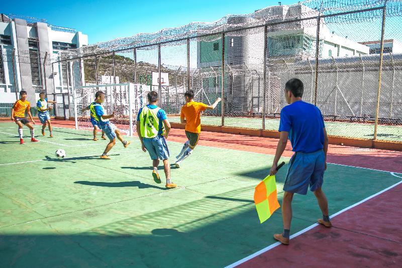 懲教署今日（八月十五日）推出短片「判定思判」。圖示青少年在囚人士（右）擔任足球友誼賽裁判。