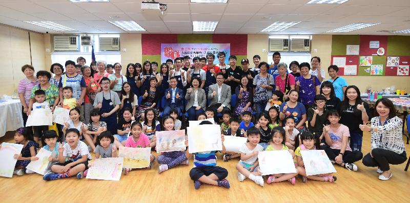 The Secretary for Justice, Ms Teresa Cheng, SC (third row, seventh right), visits the Salvation Army Tai Wo Hau Children and Youth Centre in Kwai Tsing District today (August 15). Photo shows Ms Cheng in picture with the Chairman of Kwai Tsing District Council, Mr Law King-shing (third row, sixth right), the District Officer (Kwai Tsing), Mr Kenneth Cheng (third row, eighth right), and participants of activities in the centre.

