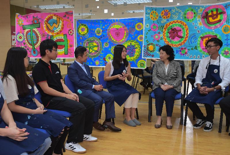The Secretary for Justice, Ms Teresa Cheng, SC (second right), visits the Salvation Army Tai Wo Hau Children and Youth Centre in Kwai Tsing District today (August 15). Photo shows Ms Cheng chatting with young volunteers in the centre. 
