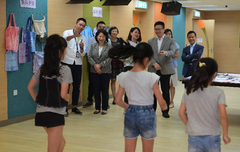 The Secretary for Justice, Ms Teresa Cheng, SC (second left), visits the Salvation Army Tai Wo Hau Children and Youth Centre in Kwai Tsing District today (August 15). Photo shows Ms Cheng watching children demonstrating K-pop dance in the centre.
