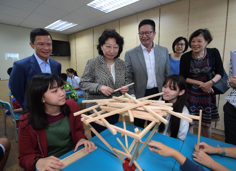 The Secretary for Justice, Ms Teresa Cheng, SC (second left), visits the Salvation Army Tai Wo Hau Children and Youth Centre in Kwai Tsing District today (August 15) and joins activities with youngsters in the centre.
