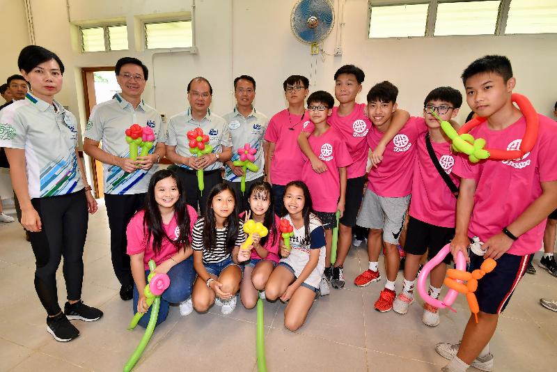 The Chief Secretary for Administration, Mr Matthew Cheung Kin-chung; the Secretary for Security, Mr John Lee; and the Acting Commissioner of Police, Mr Lau Yip-shing, officiated at the Launching Ceremony of the Junior Police Call (JPC) Fight Crime Summer Camp today (August 15). Photo shows Mr Cheung (back row, third left), Mr Lee (back row, second left), Mr Lau (back row, fourth left) and the Acting Chief Superintendent of Police, Police Public Relations Branch, Ms Yu Hoi-kwan (back row, first left), with JPC members who participated in a balloon twisting workshop after the ceremony.