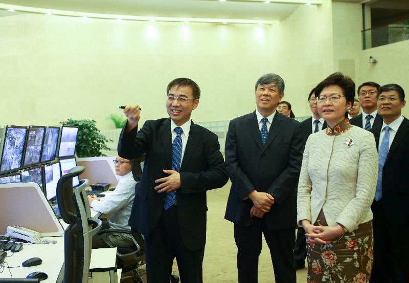 行政長官林鄭月娥今日（八月十五日）傍晚在北京到訪中國鐵路總公司，圖示林鄭月娥（左三）在中國鐵路總公司總經理陸東福（左二）的陪同下參觀調度指揮中心。
