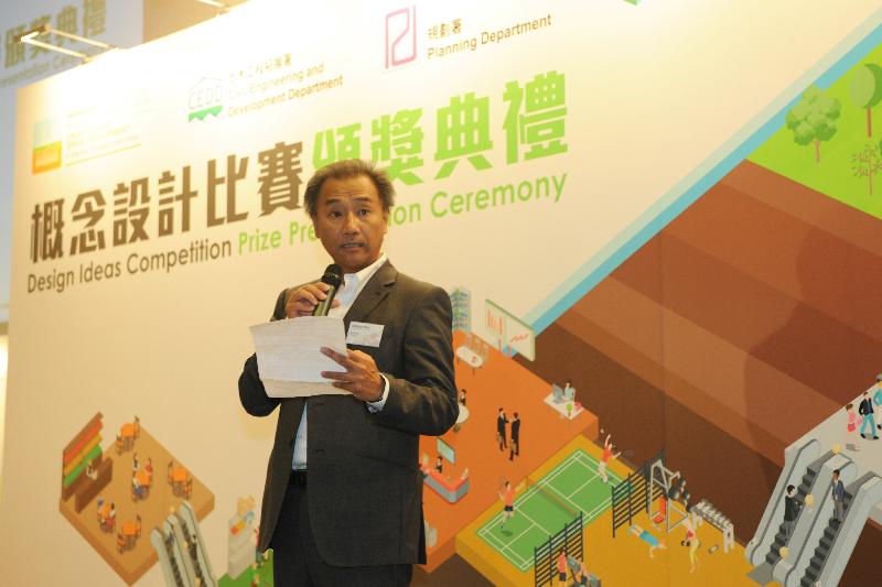 The prize presentation ceremony for the Design Ideas Competition of the "Pilot Study on Underground Space Development in Selected Strategic Urban Areas" was held today (August 16). Photo shows the Director of Planning, Mr Raymond Lee, addressing the ceremony.