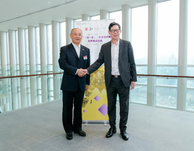The Hong Kong Monetary Authority (HKMA) and the State-owned Assets Supervision and Administration Commission of the State Council (SASAC) held the "Connecting Belt & Road, Capturing Opportunities Together" High-level Roundtable in Hong Kong on August 15 and 16. Photo shows the Chief Executive of the HKMA, Mr Norman Chan (right), and the Secretary General of the SASAC, Mr Yan Xiaofeng (left).