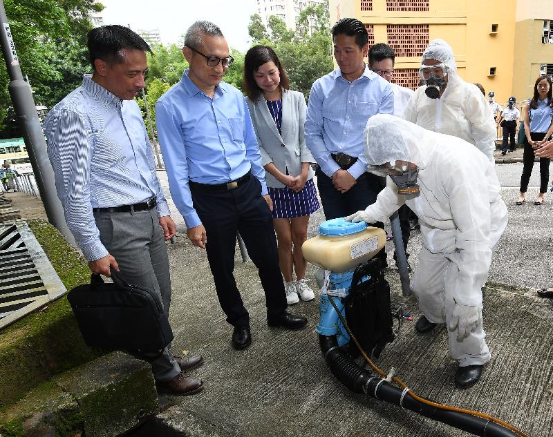 The Under Secretary for Food and Health, Dr Chui Tak-yi (second left), and members of the Kwai Tsing District Council inspected the mosquito prevention and control measures carried out in Kwai Tsing District by the Food and Environmental Hygiene Department (FEHD) today (August 16). Photo shows FEHD staff preparing for a fogging operation in the vicinity of Kwai Hau Street, Kwai Chung.
