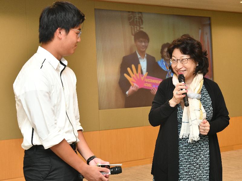 律政司司長鄭若驊資深大律師（右）今日（八月十六日）與她的「工作影子」分享參加「與司局長同行」計劃的感受。