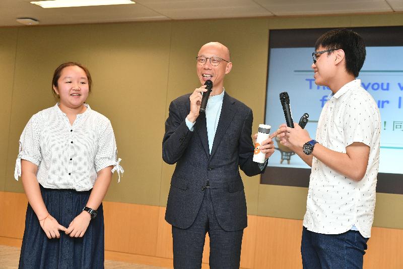 環境局局長黃錦星（中）今日（八月十六日）與他的「工作影子」分享參加「與司局長同行」計劃的感受。
