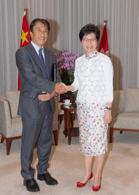 The Chief Executive, Mrs Carrie Lam (right), met the Minister of Agriculture, Forestry and Fisheries of Japan, Mr Ken Saito (left), at the Chief Executive's Office this morning (August 17).