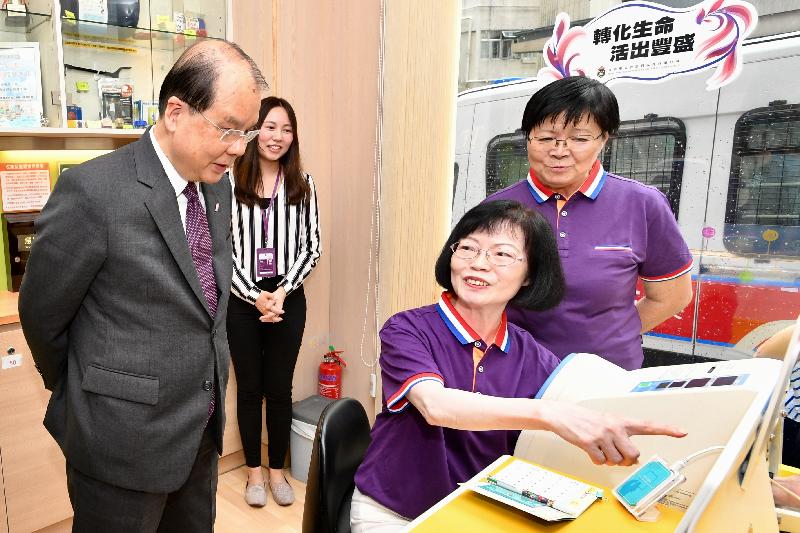 政务司司长张建宗（左一）今日（八月十七日）到访香港圣公会西环长者综合服务中心，了解中心为中西区长者提供的服务。