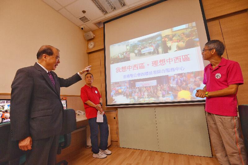 政务司司长张建宗（左一）今日（八月十七日）到访香港圣公会西环长者综合服务中心，并了解中心为中西区长者提供的服务。