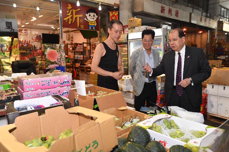 政務司司長張建宗（右一）今日（八月十七日）探訪西區副食品批發市場的商戶。