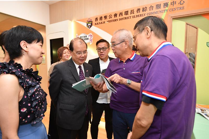 The Chief Secretary for Administration, Mr Matthew Cheung Kin-chung, visited the Hong Kong Sheng Kung Hui Western District Elderly Community Centre today (August 17). Photo shows Mr Cheung (front row, second left), accompanied by the District Officer (Central and Western), Mrs Susanne Wong (front row, first left), receiving a briefing on the new initiatives organised for the elderly by the Centre in Central and Western District.
